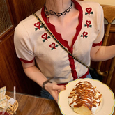 Camisa de punto con cuello en V y bordado de flores con ribete de encaje